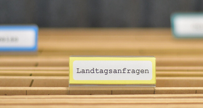 Hängeregister mit der Beschriftung Landtagsanfragen