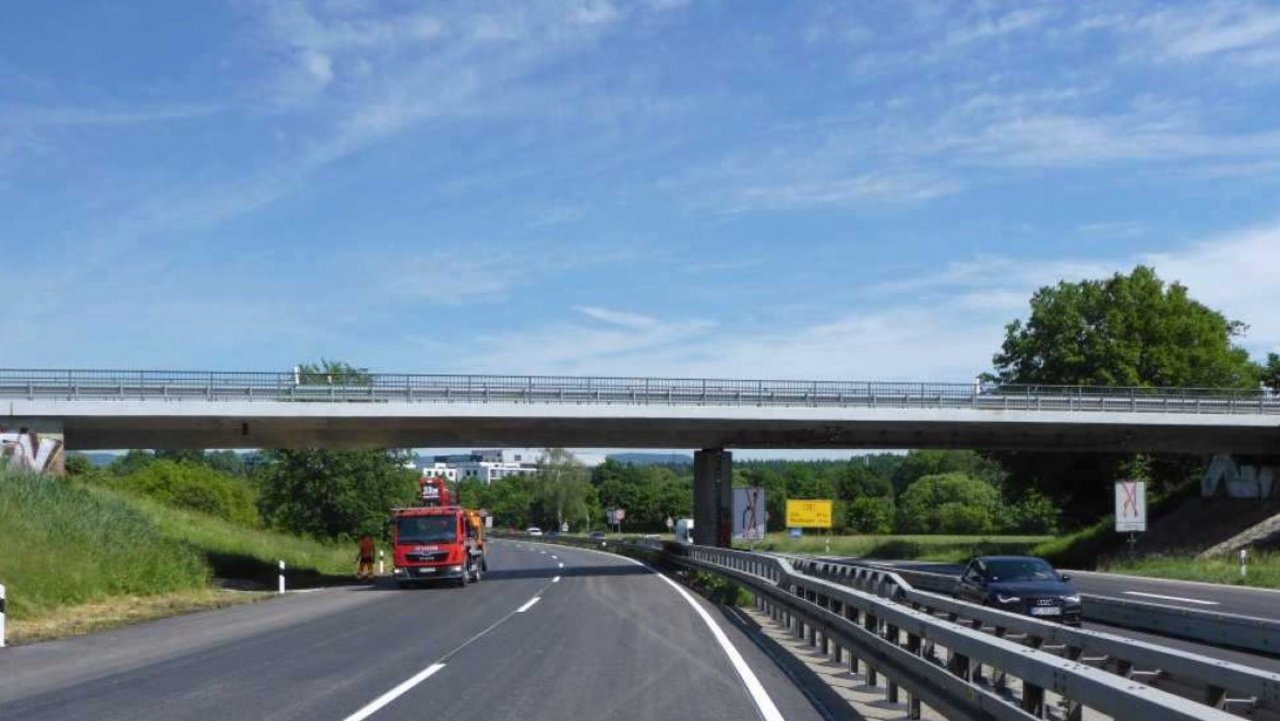 Das Foto zeigt die Überführung über die B 28