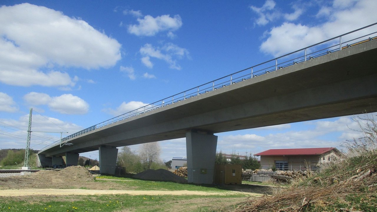 Das Foto zeigt die B 30 Brücke Hochdorf