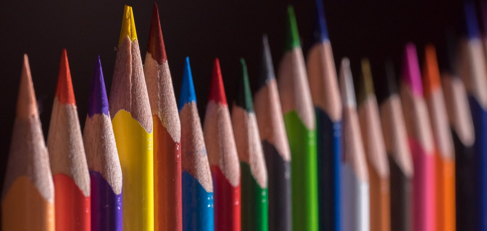 aufgereihte Buntstiftspitzen