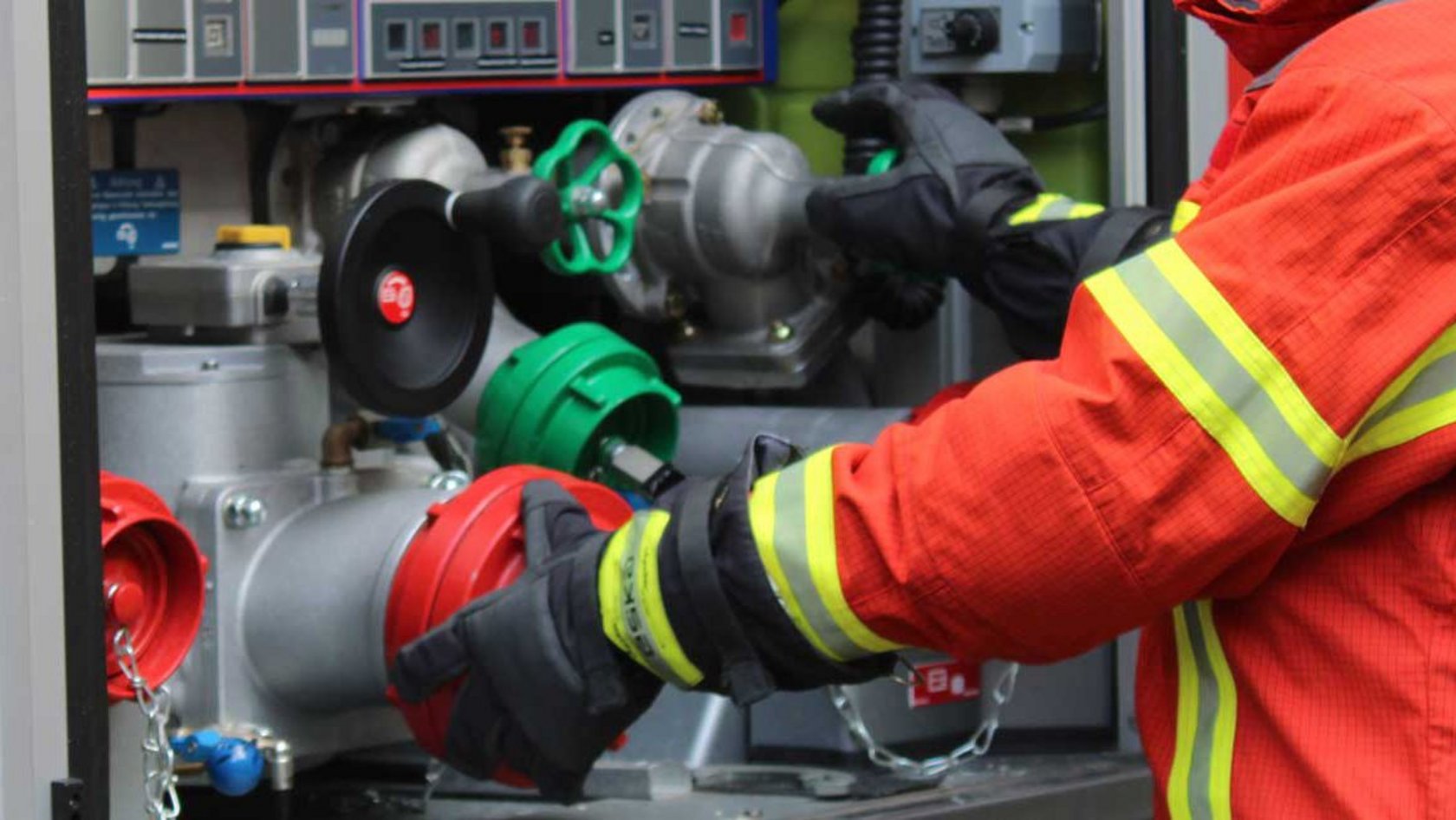 Ausschnitt eines offenen Löschfahrzeug an dem gerade gearbeitet wird