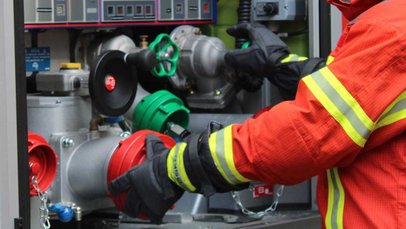 Ausschnitt eines offenen Löschfahrzeug an dem gerade gearbeitet wird