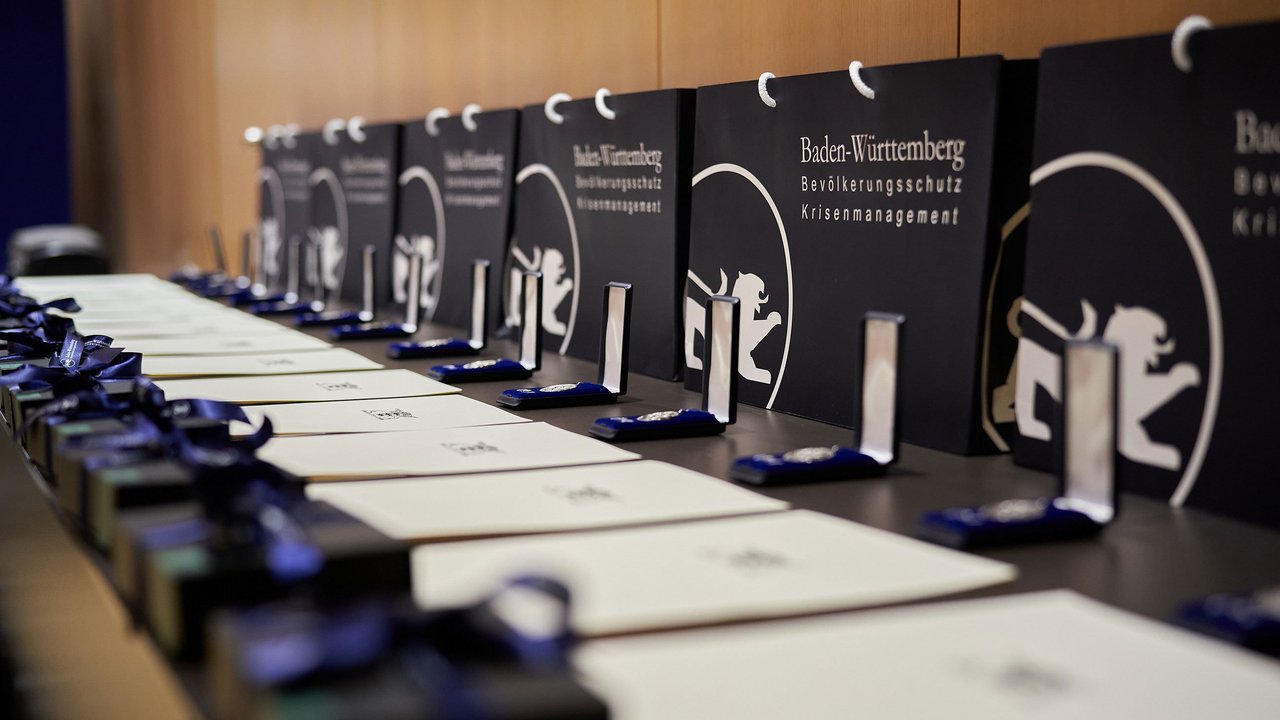 Urkunden und Medalien vom Bevölkerungsschutz Ehrenzeichen