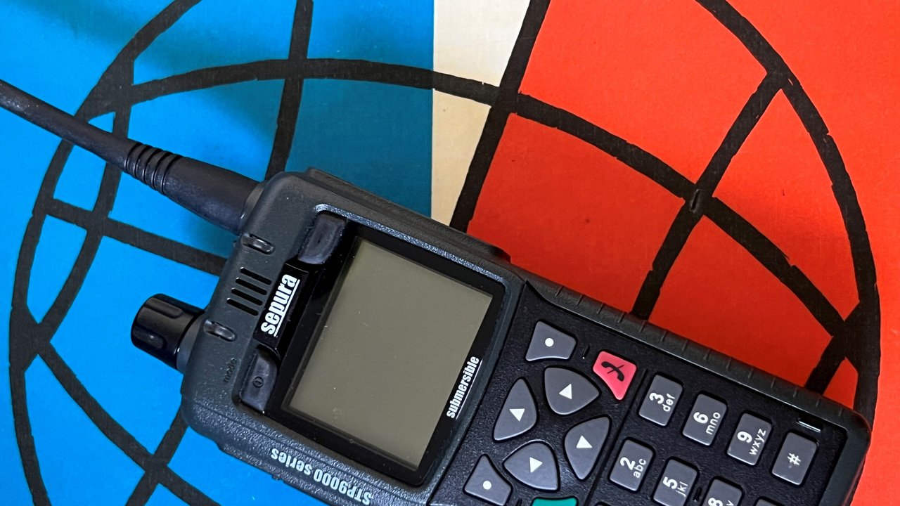 Digitalfunkgerät auf einer bunten Unterlage