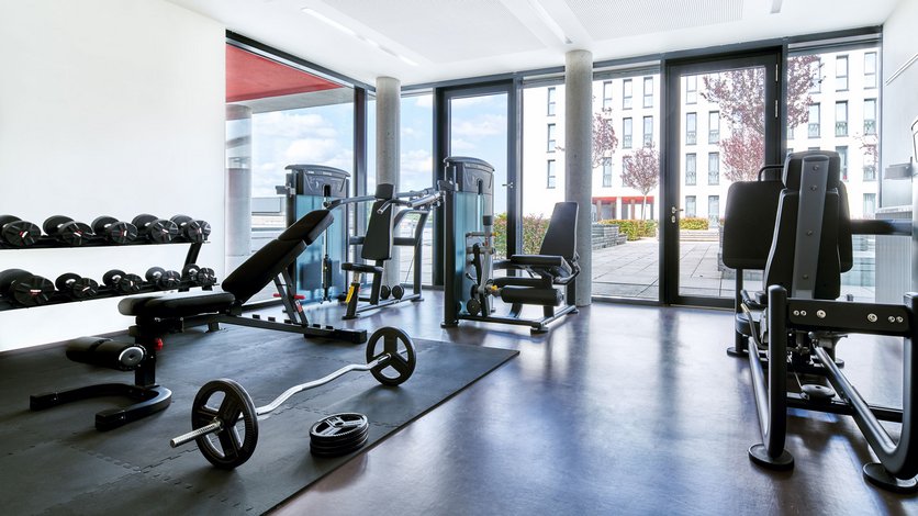 Der Kraftraum der LFS mit Geräten und Hanteln