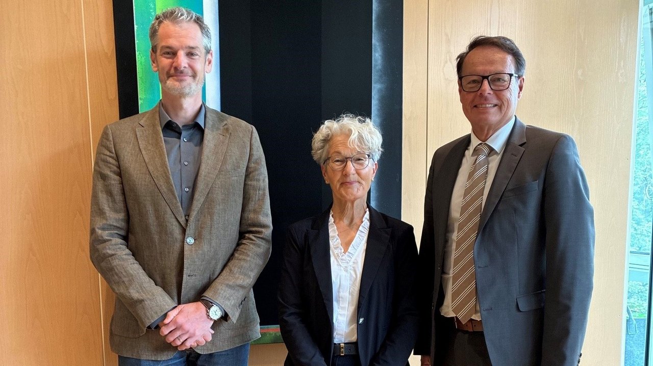 Das Foto zeigt rechts Regeierungspräsident Klaus Tappeser, in der Mitte Abteilungsleiterin Andrea Bär und links Dr. Claus Roth