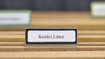 Hängeregister mit der Beschriftung Ausbilden