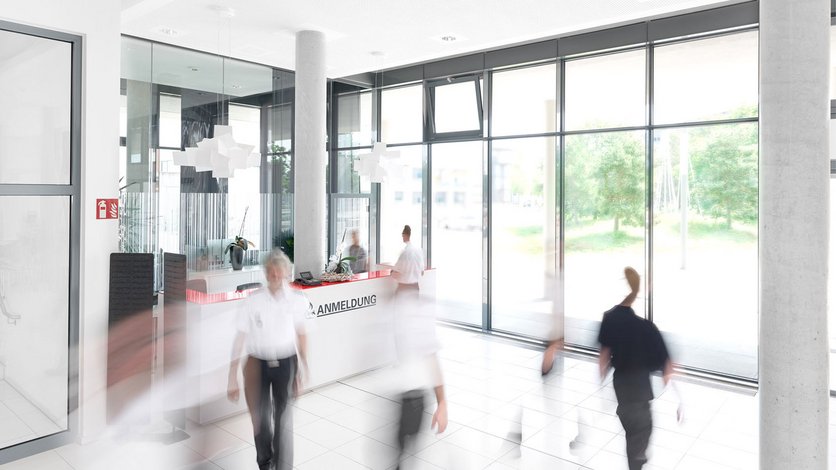 Personen im Foyer / Anmeldung