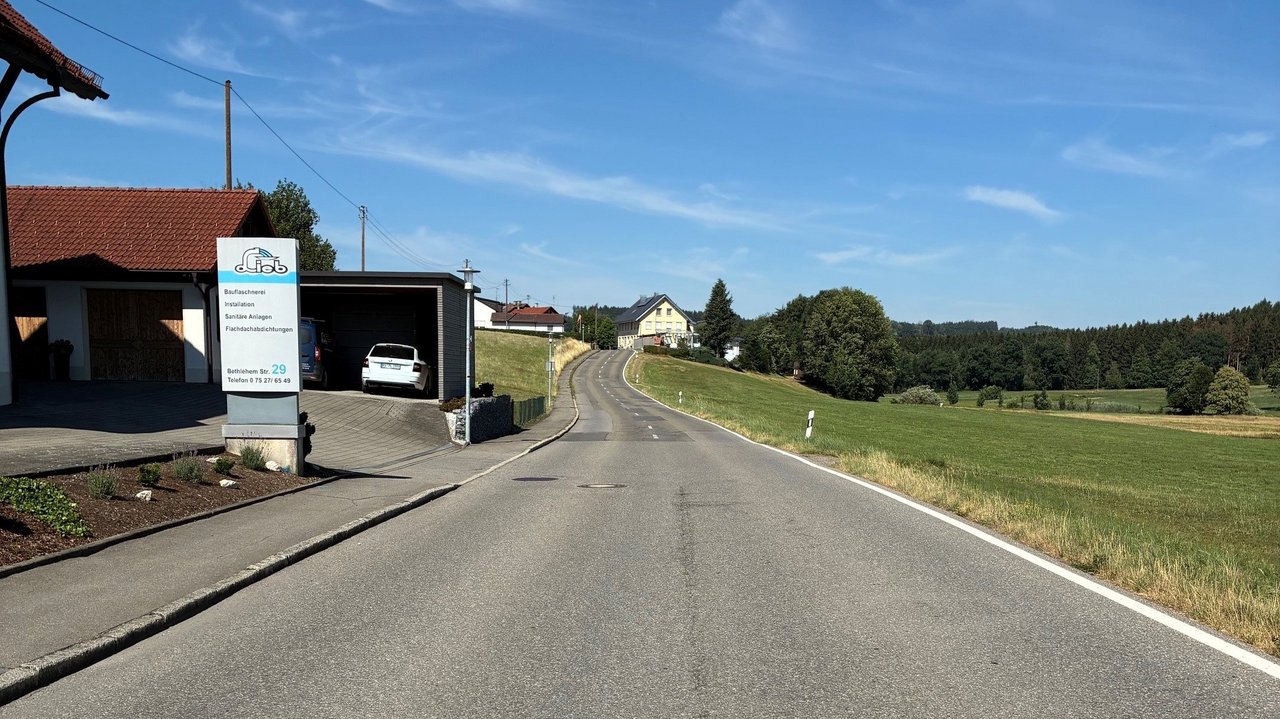 Das Bild zeigt den Fahrbahnbelag der Ortsdurchfahrt Wolfegg-Rötenbach.