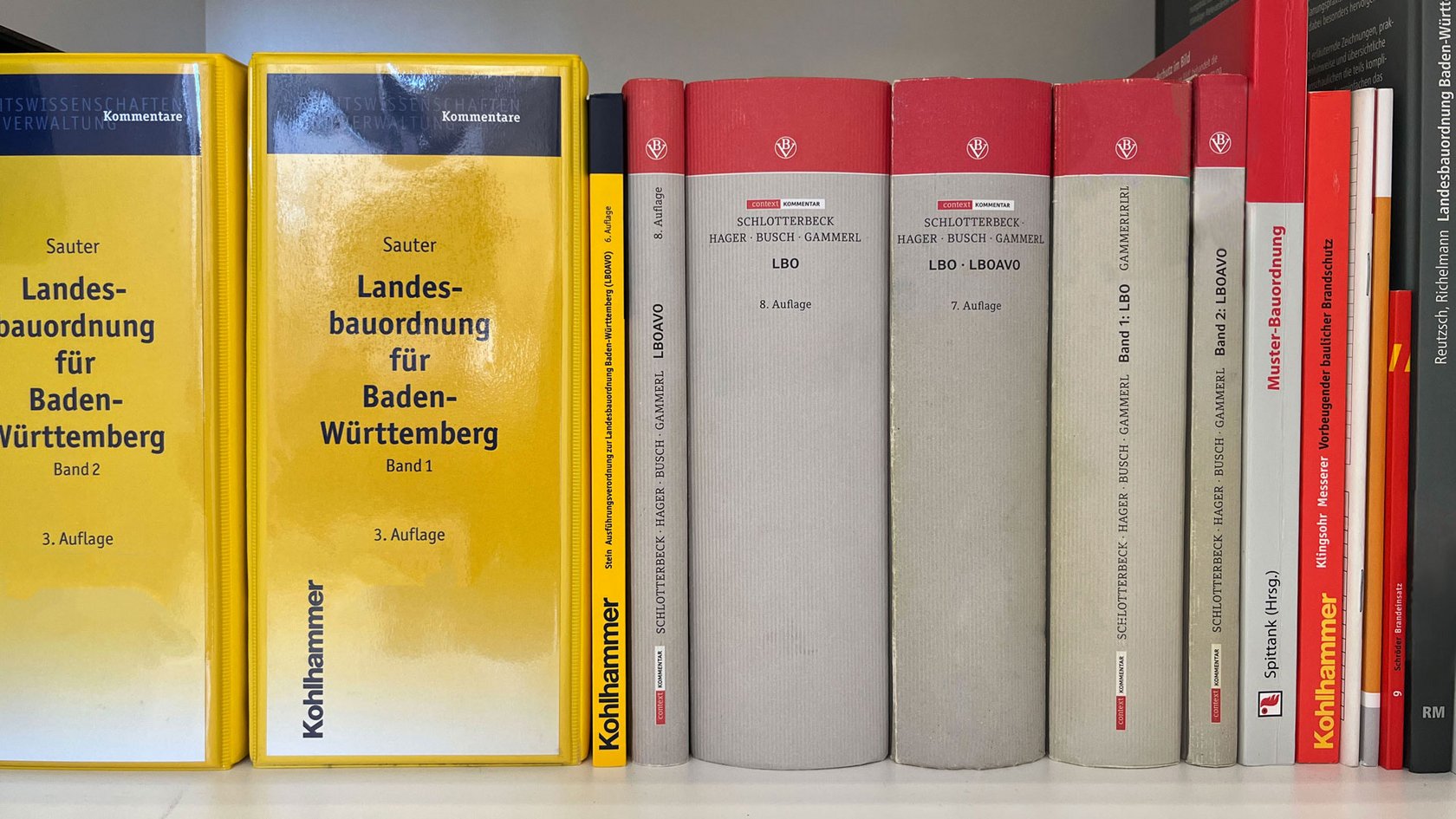Blick ins Bücherregal in dem Verordnungen stehen