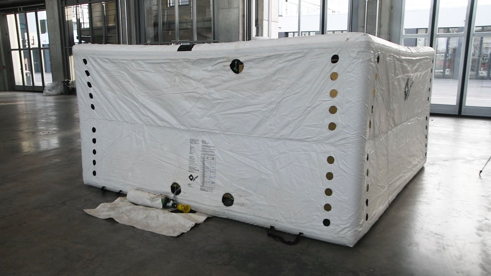 Seitenansicht eines einsatzbereiten Sprungpolster