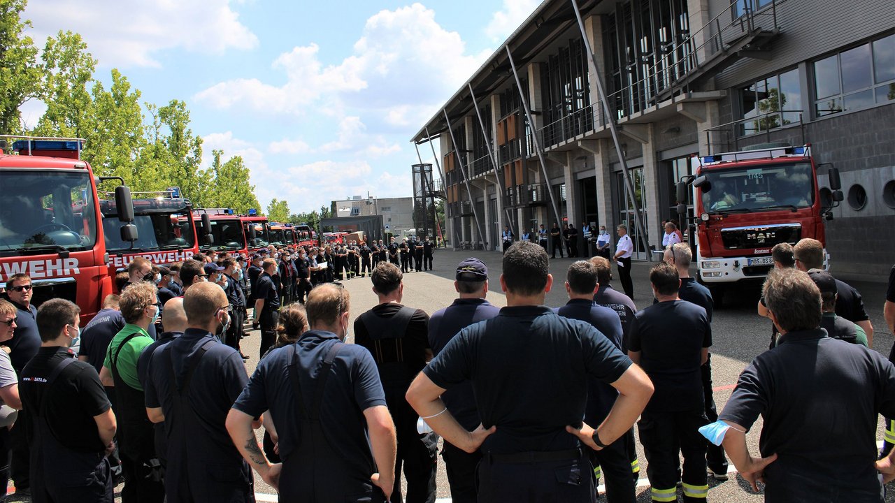 Versammelte Einsatzkräfte auf dem Gelände der LFS