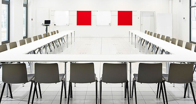 Blick in einen der zwei goßen Lernräume, Konferenzbestuhlung, Tische und Stühle in U-Form angeordnet