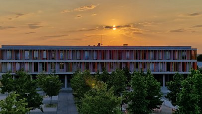 Sonnenuntergang hinter dem Gebäude Lernen an der LFS