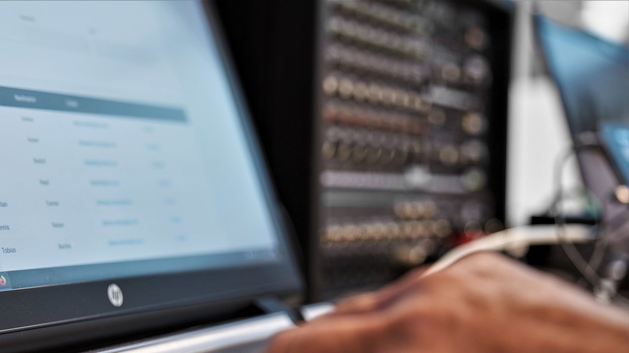 Hand an einem Laptop