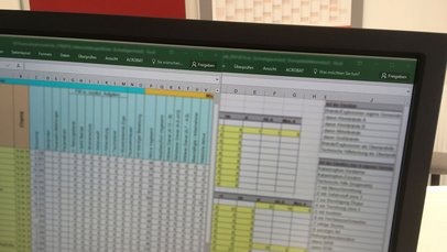 Blick auf einen Bildschirm der eine Tabelle zeigt