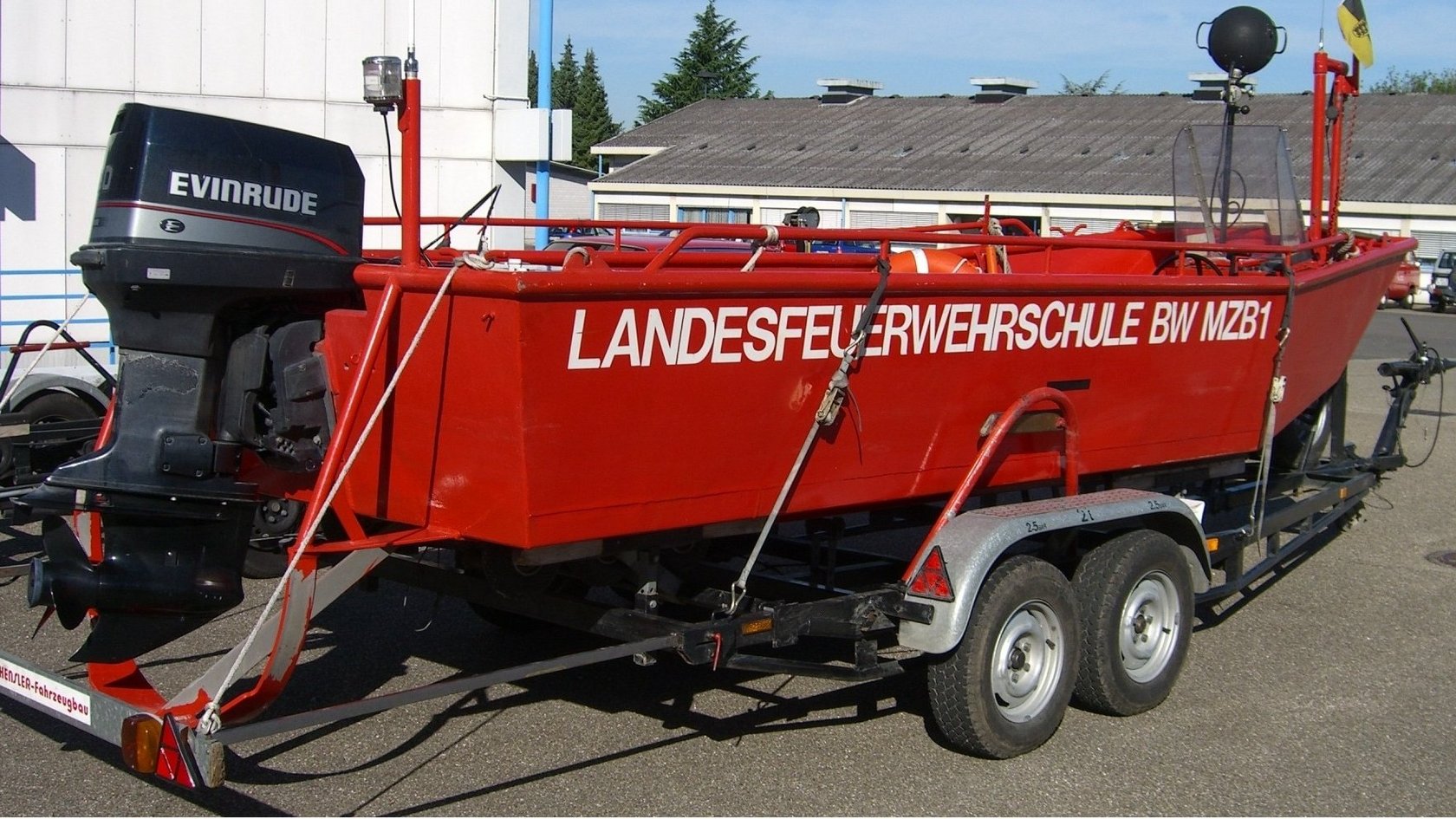 Feuerwehrboot auf Anhänger