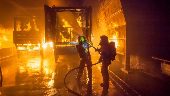 Löscharbeiten bei einem Brand in einem Strassentunnel