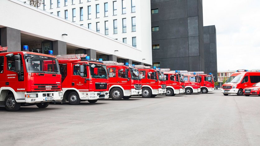 Ein Teil der Fahrzeugflotte mit unerschiedlichsten Einsatzfahrzeugen auf dem Hof vor den Fahrzeughallen von Gebäude 1