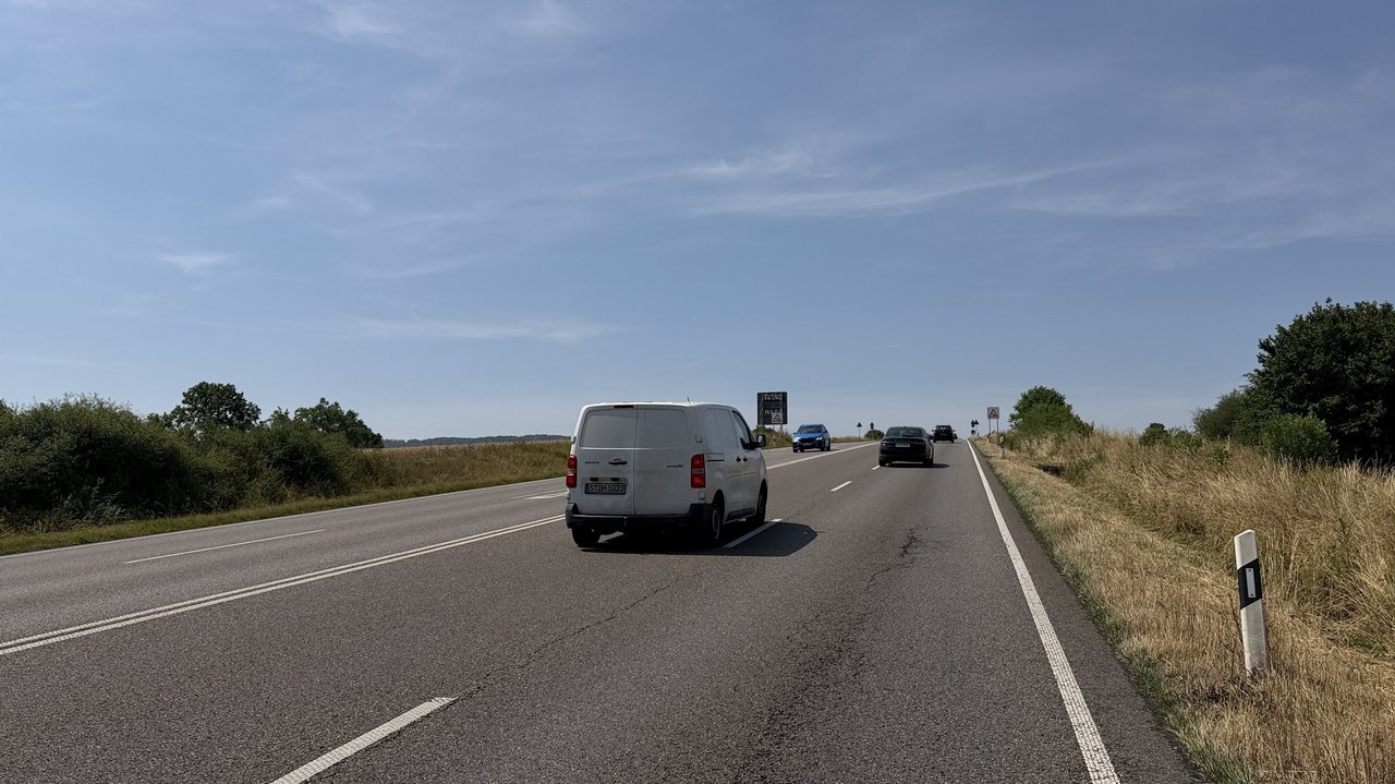 Das Bild zeigt einen befahrenen Streckenabschnitt der B27 zwischen Bodelshausen und Ofterdingen.