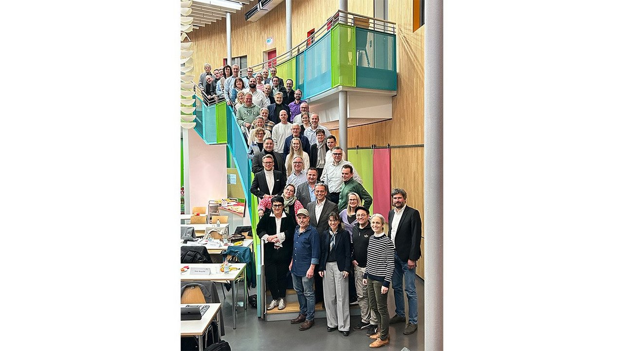 Man blickt auf eine Treppe in einem Raum auf der die Mitarbeiter der Mobilitätsabteilung des Regierungspräsidiums gemeinsam mit den Gemeinde- und Ortschaftsräten von Tettnang, Meckenbeuren und Kau stehen