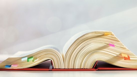 Aufgeschlagenes Gesetzbuch