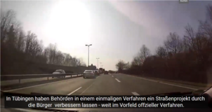 Blick aus dem Auto auf den Autoverkehr