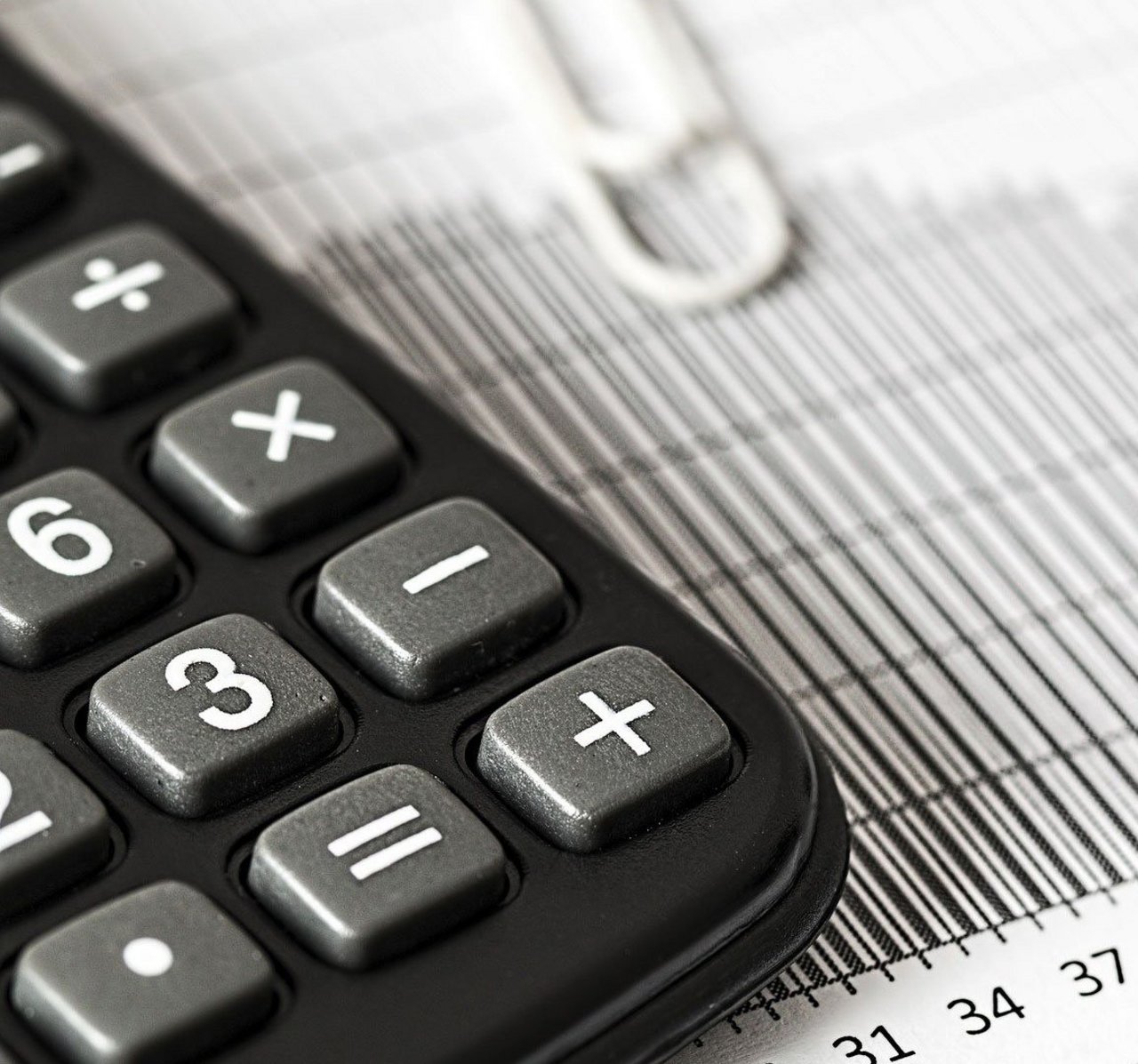 Taschenrechner auf Tabelle, daneben ein Kugelschreiber