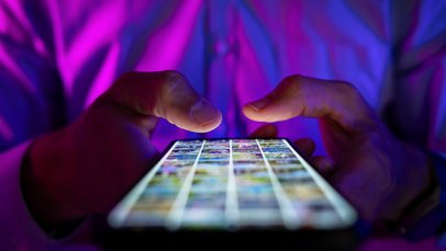 Eine Person tippt auf dem Smartphone