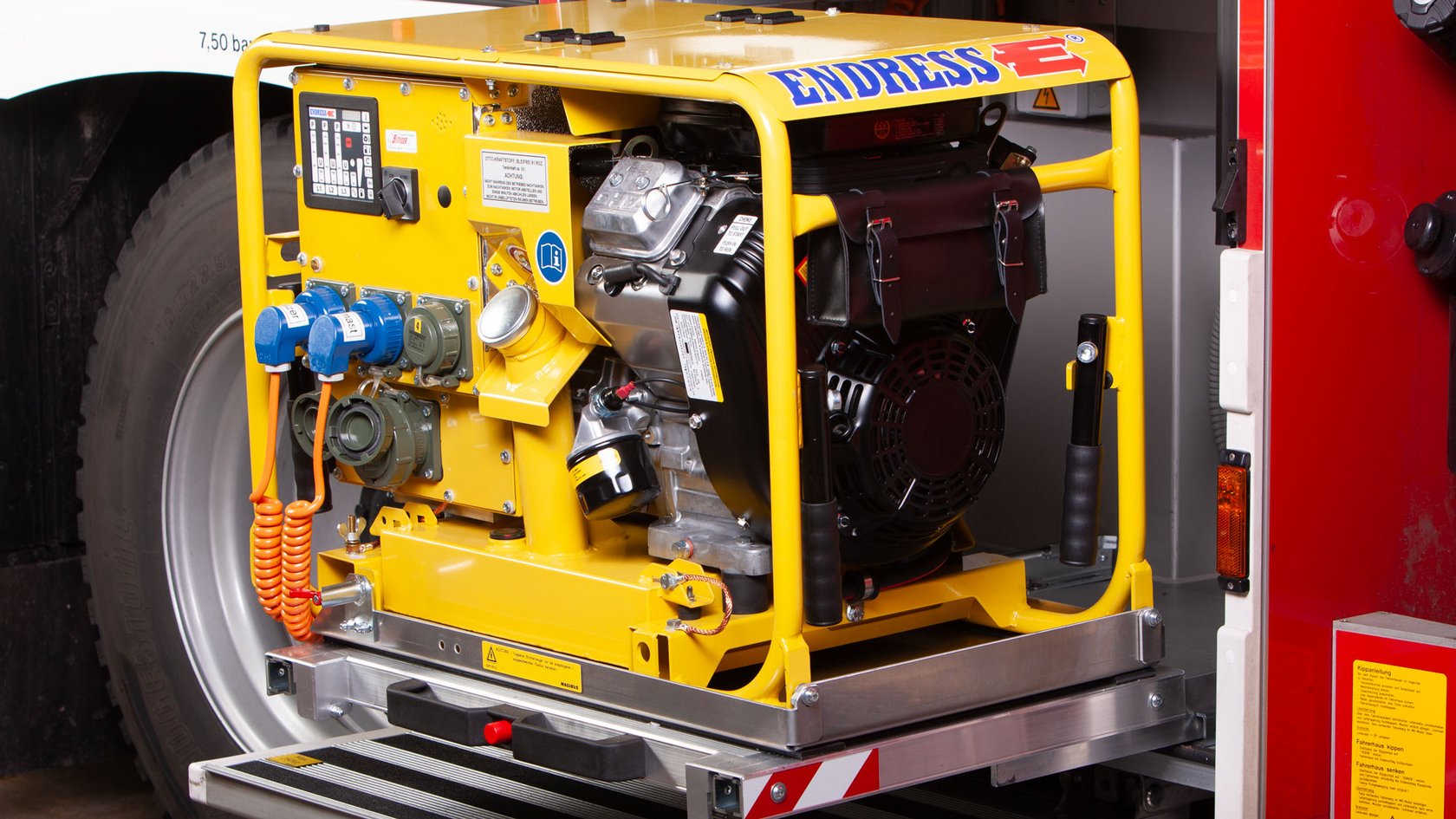 Ausschnitt aus einem Löschfahrzeug mit technischem Gerät