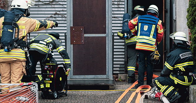 Feuerwehreinsatz, Atemschutztrupp betritt ein Gebäude