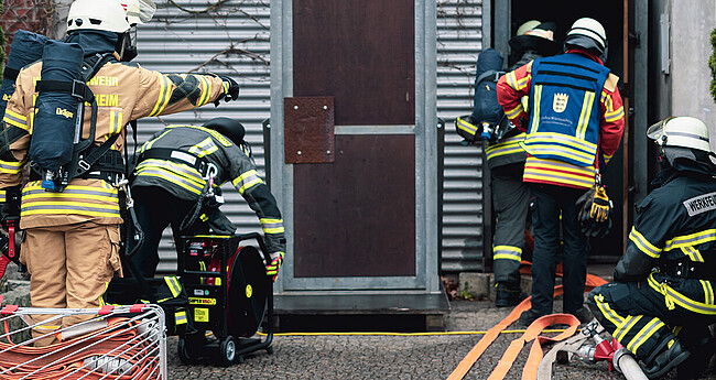 Feuerwehreinsatz, Atemschutztrupp betritt ein Gebäude