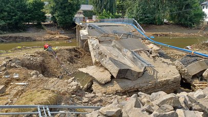Eine zerstörte Brücke nach der Flutkatastrophe im Ahrtal