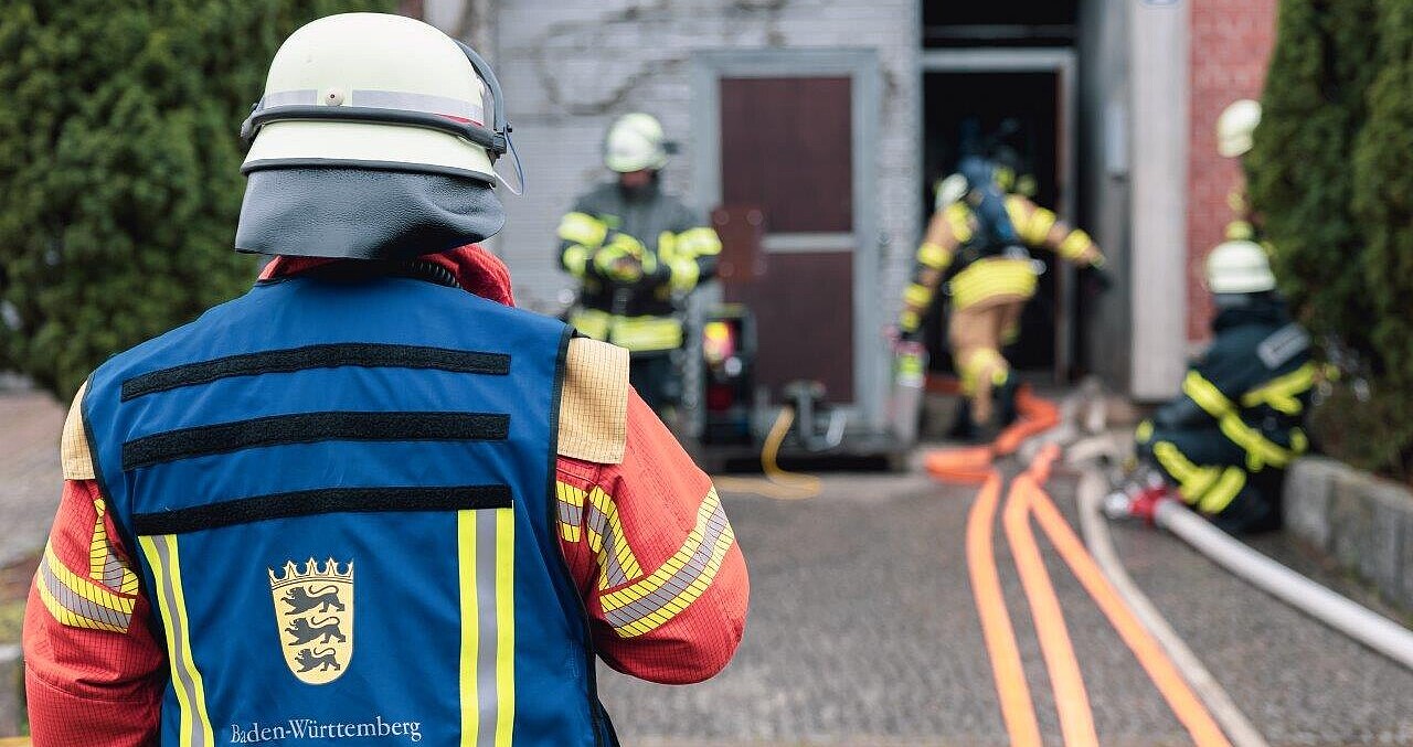 Feuerwehrangehörige bei einer Übung