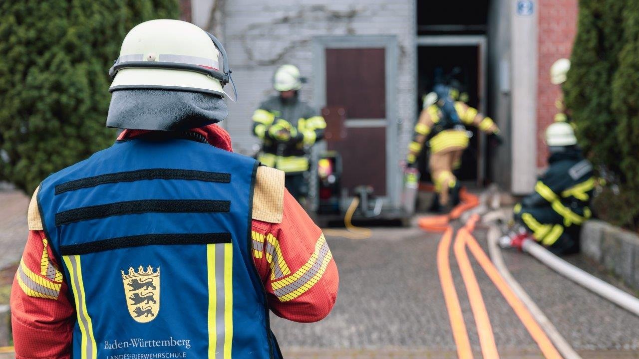 Feuerwehrangehörige bei einer Übung