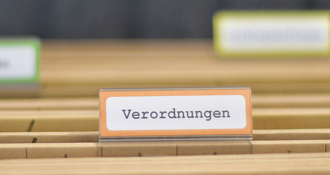 Hängeregister mit der Beschriftung Verordnungen