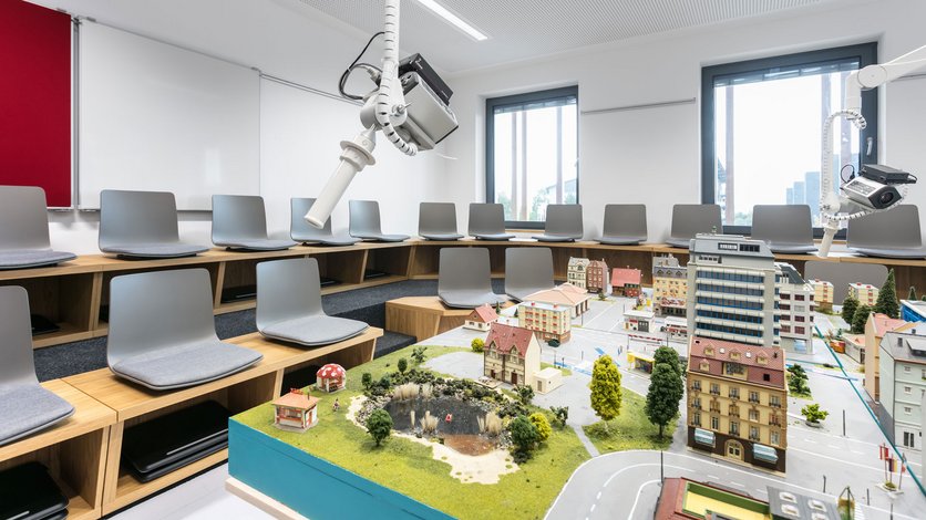 Blick in einen Planübungsraum, im Vordergrund eine Planübungsplatte mit Häusern und Straßen