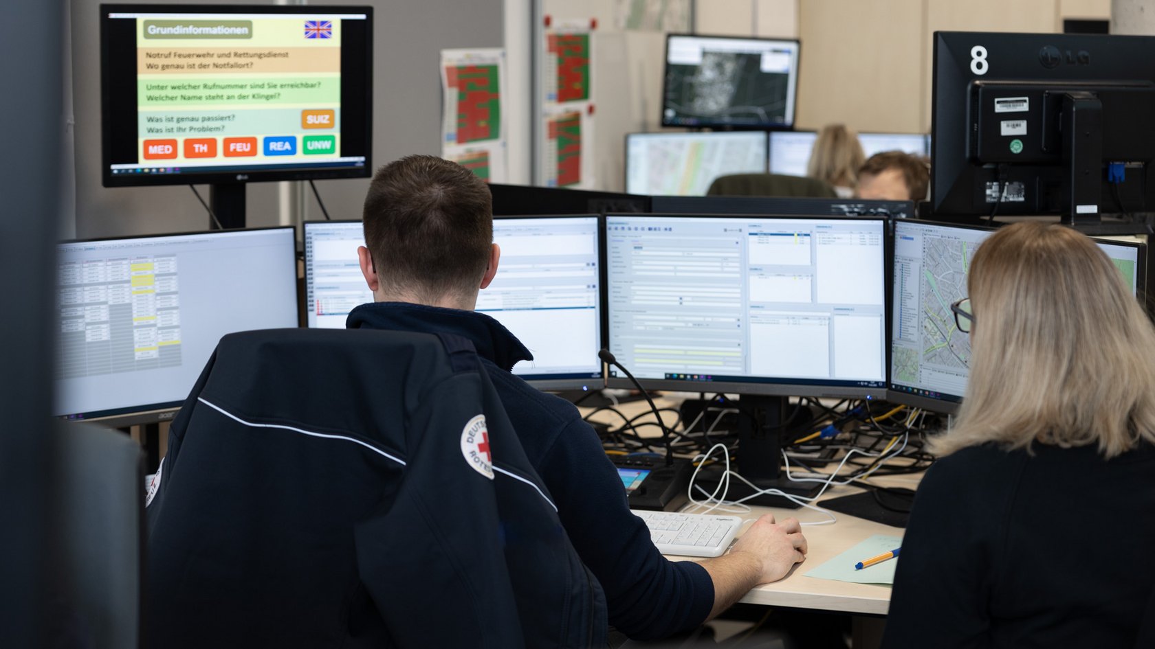 Zwei Personen an den Bildschirmen der Lehr-Leitstelle an der LFS