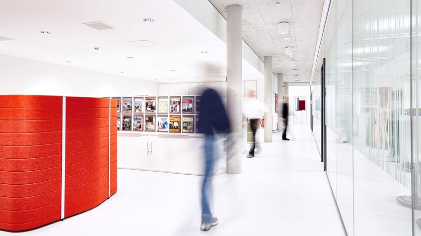 Flur im Bereich der Büros mit Freihandbibliothek und Besrpechungsbreich