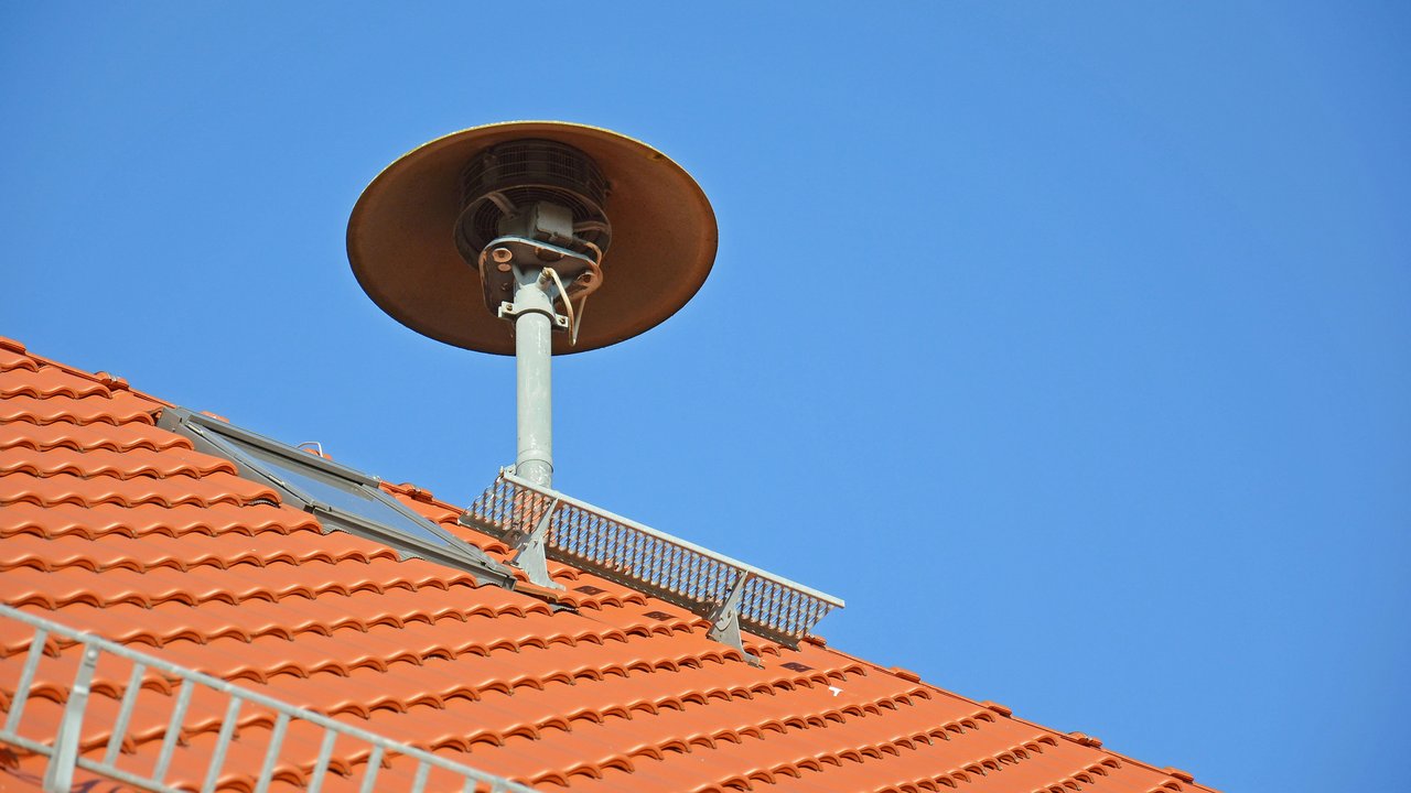 Sirene auf einem Hausdach