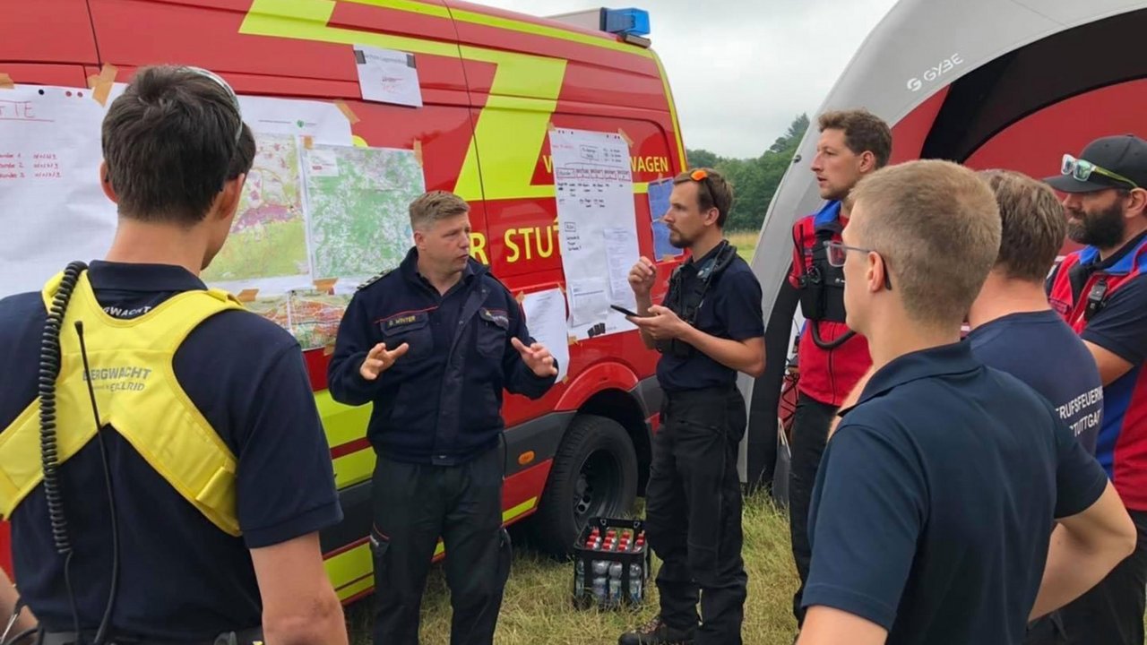  Einweisung der Einsatzkräfte vor einem Einsatzfahrzeug