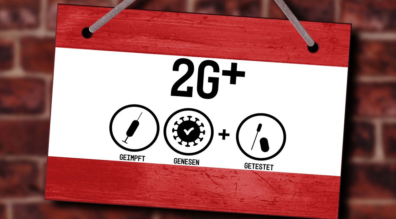 Schild mit Schriftzug 2G plus Regel und Piktogrammen 2G plus