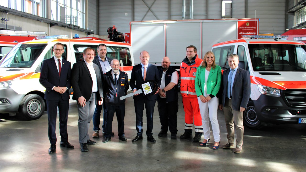 Staatssekretär Klenk übergibt vier Fahrzeuge für die Psychosoziale Notfallversorgung
