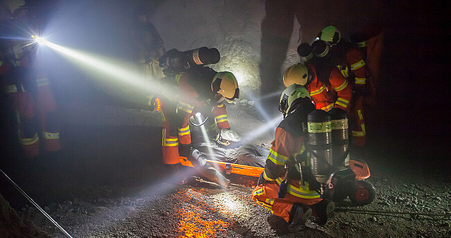 Rettungsarbeiten in einem Tunnel