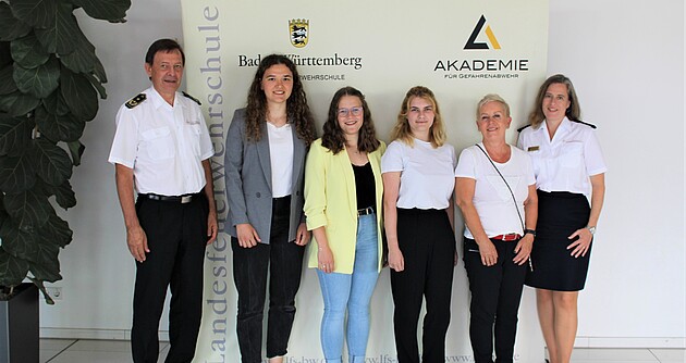 LFS-Dienstellenleiter Frieder Lieb(li), Akademie-Leiterin Tina Brandwein und Agathe Meinzer (v.re.) begrüßen die Werkstudentinnen Chantal Meidel, Julia Kaluza und Patrice Rupp (Mitte v.l.n.r.) 