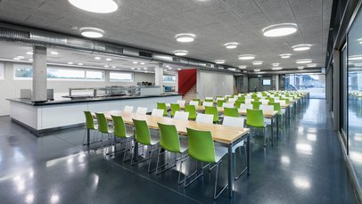 Kantine mit Bilck auf die Essenausgabe und Sitzbereich