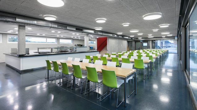 Kantine mit Bilck auf die Essenausgabe und Sitzbereich