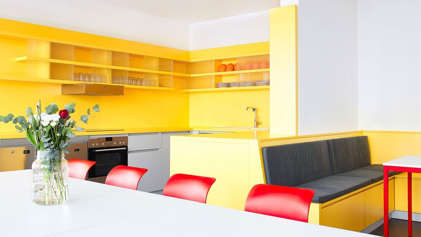 Küchen mit Küchenzeile, Esstisch und Stühlen sowie eine separate Sitzecke