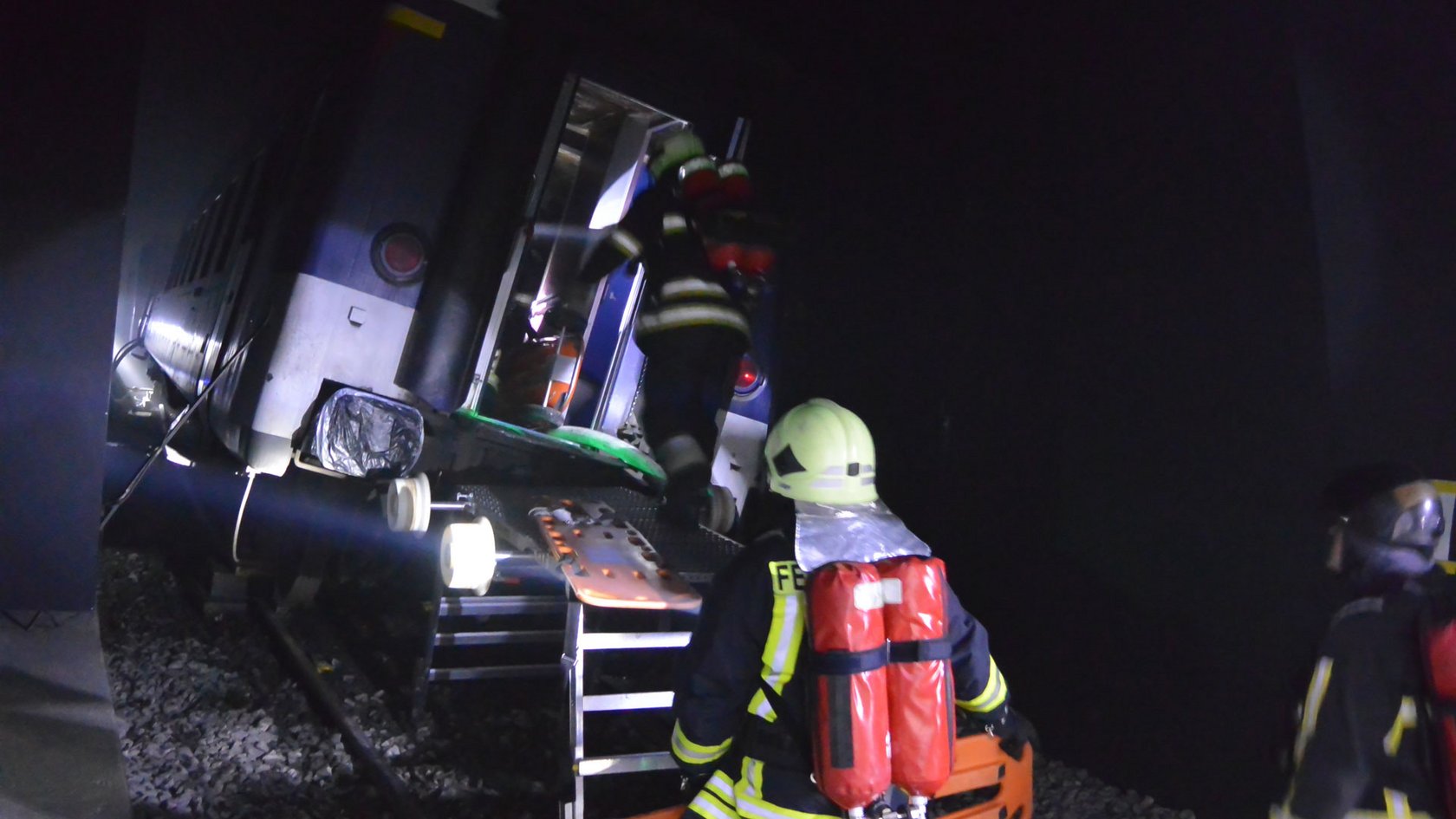 Rettungsarbeiten in einem Eisenbahntunnel