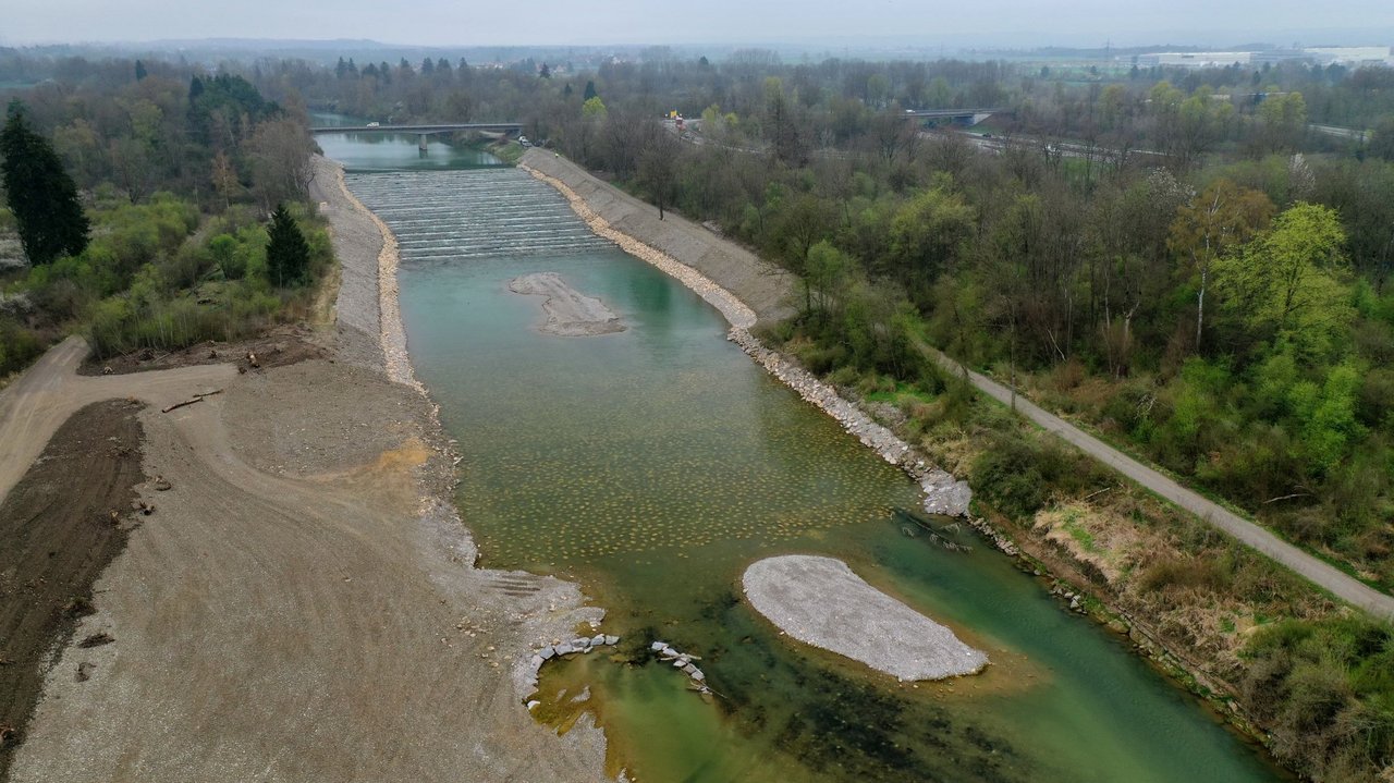 Das Foto zeigt die Iller von oben mit Blick nach Süden. Die neue naturnahe Rampe auf Höhe des Autobahnzubringers B 312 bei Heimertingen ist zu sehen.